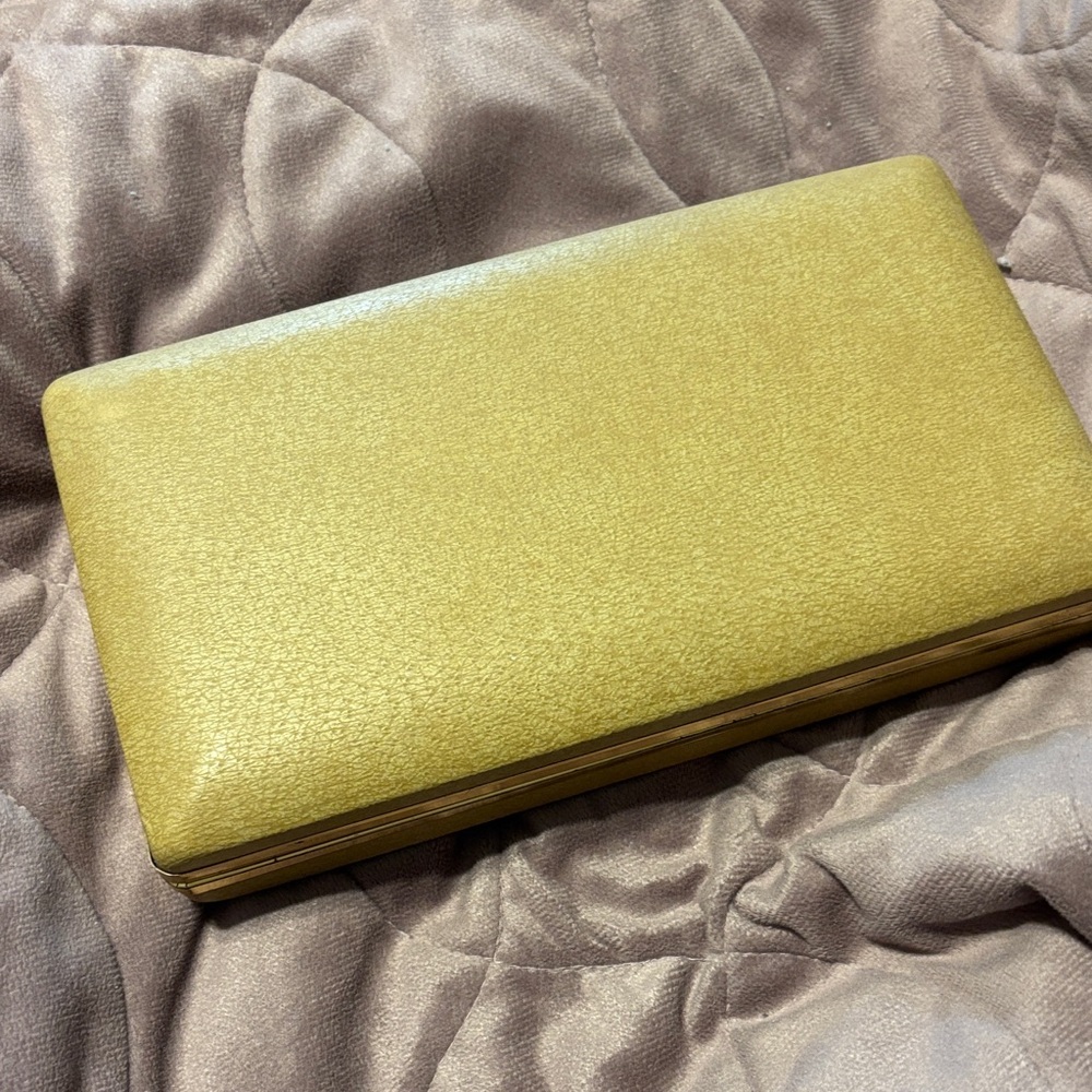 Mele gold earring case. Vintage and beautiful